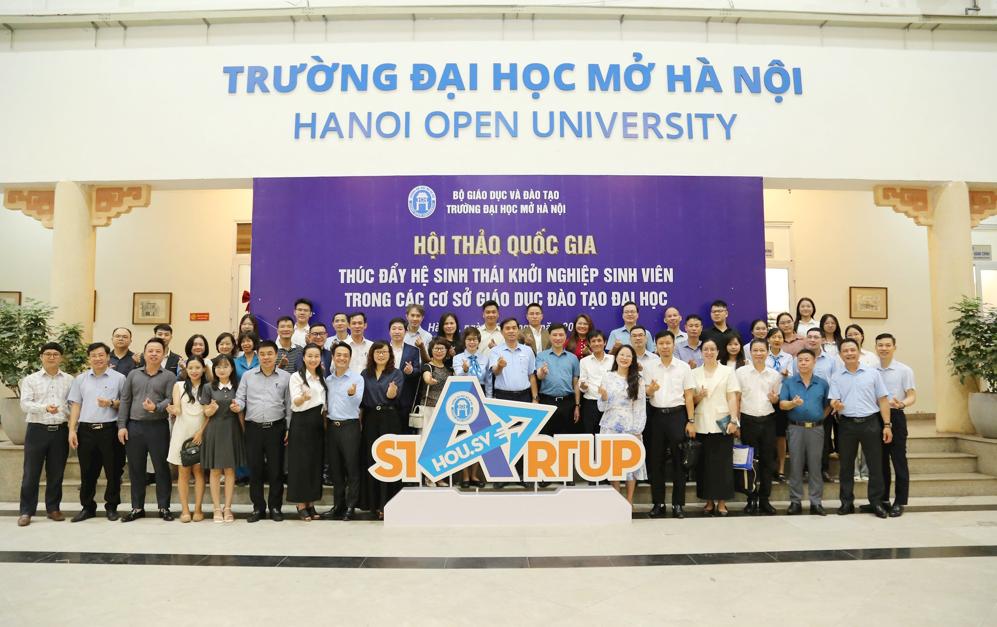 2.-dai-bieu-chup-anh-luu-niem.jpeg