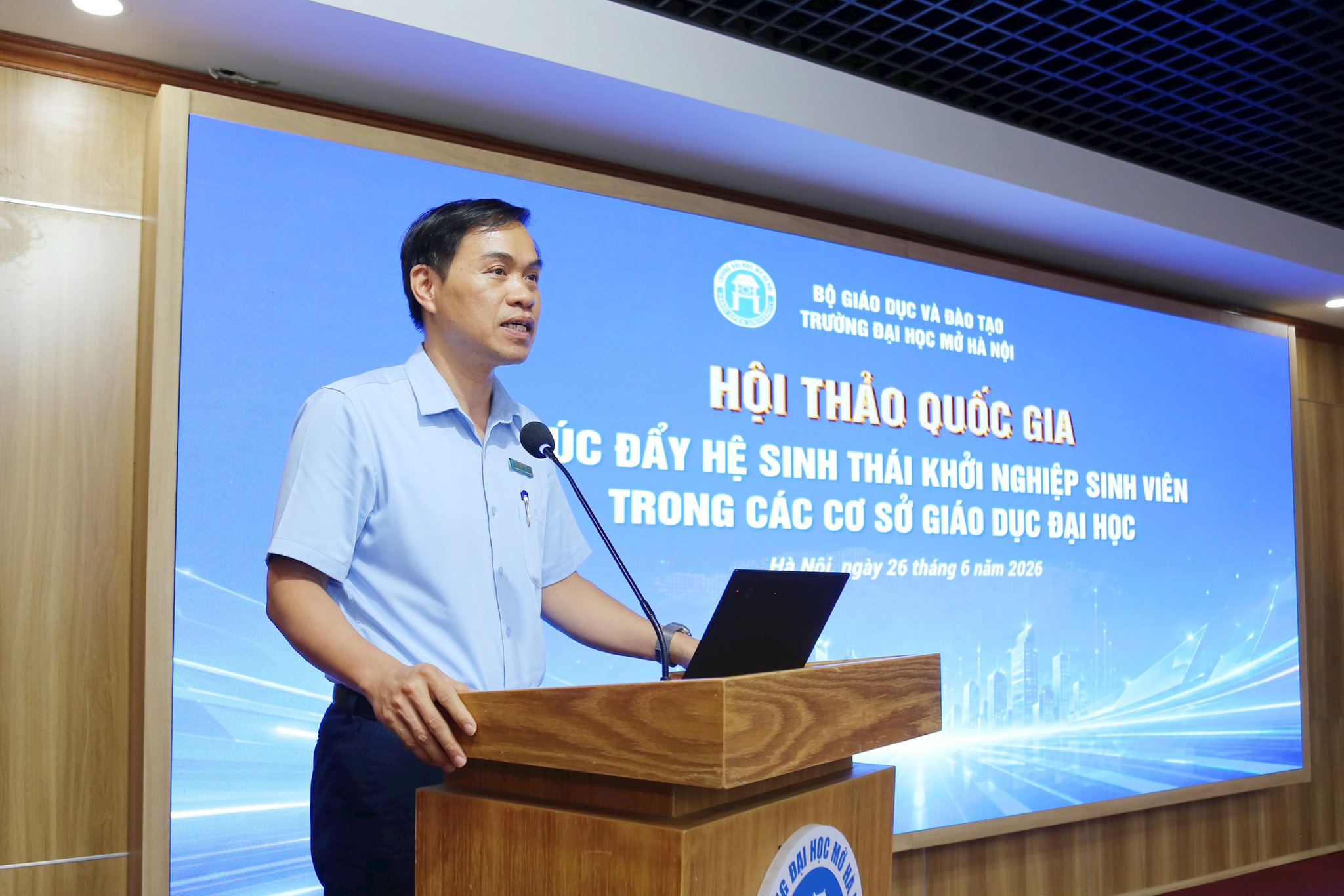 3.-pgs.ts-duong-thang-long-pho-hieu-truong-nha-truong-phat-bieu-chao-mung.jpeg