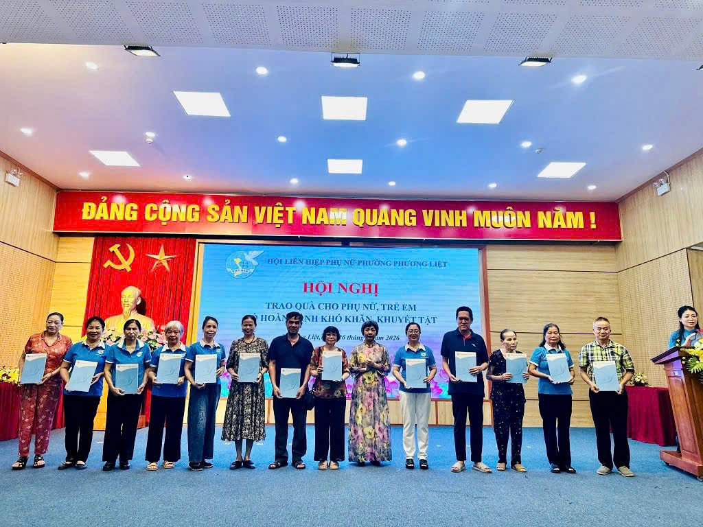 Đại diện UBND phường Phương Liệt trao quà cho các gia đình có hoàn cảnh khó khăn. Ảnh: ND