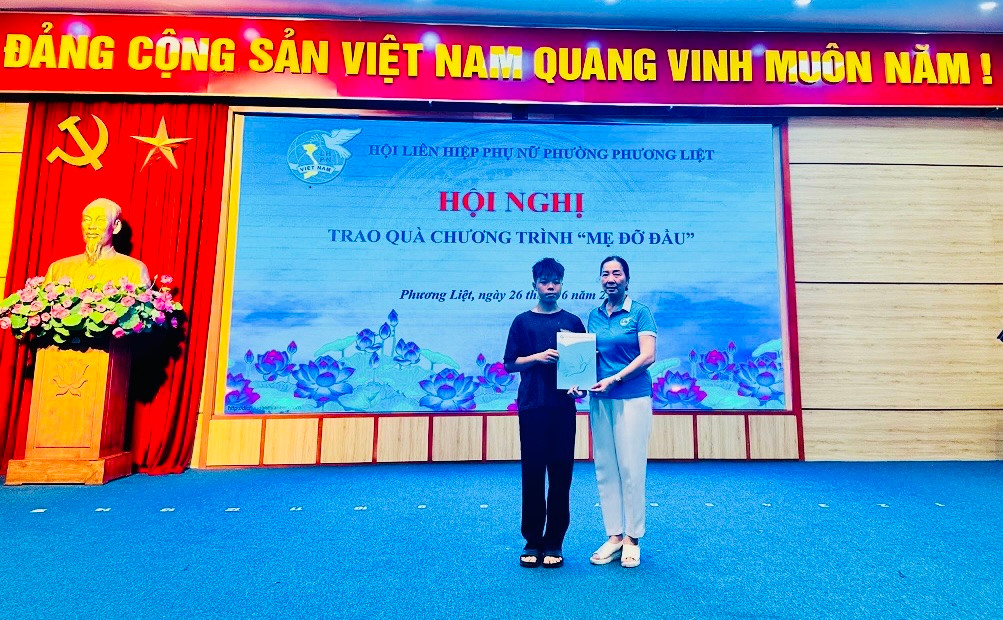 Trẻ em có hoàn cảnh khó khăn được trao quà trong chương trình