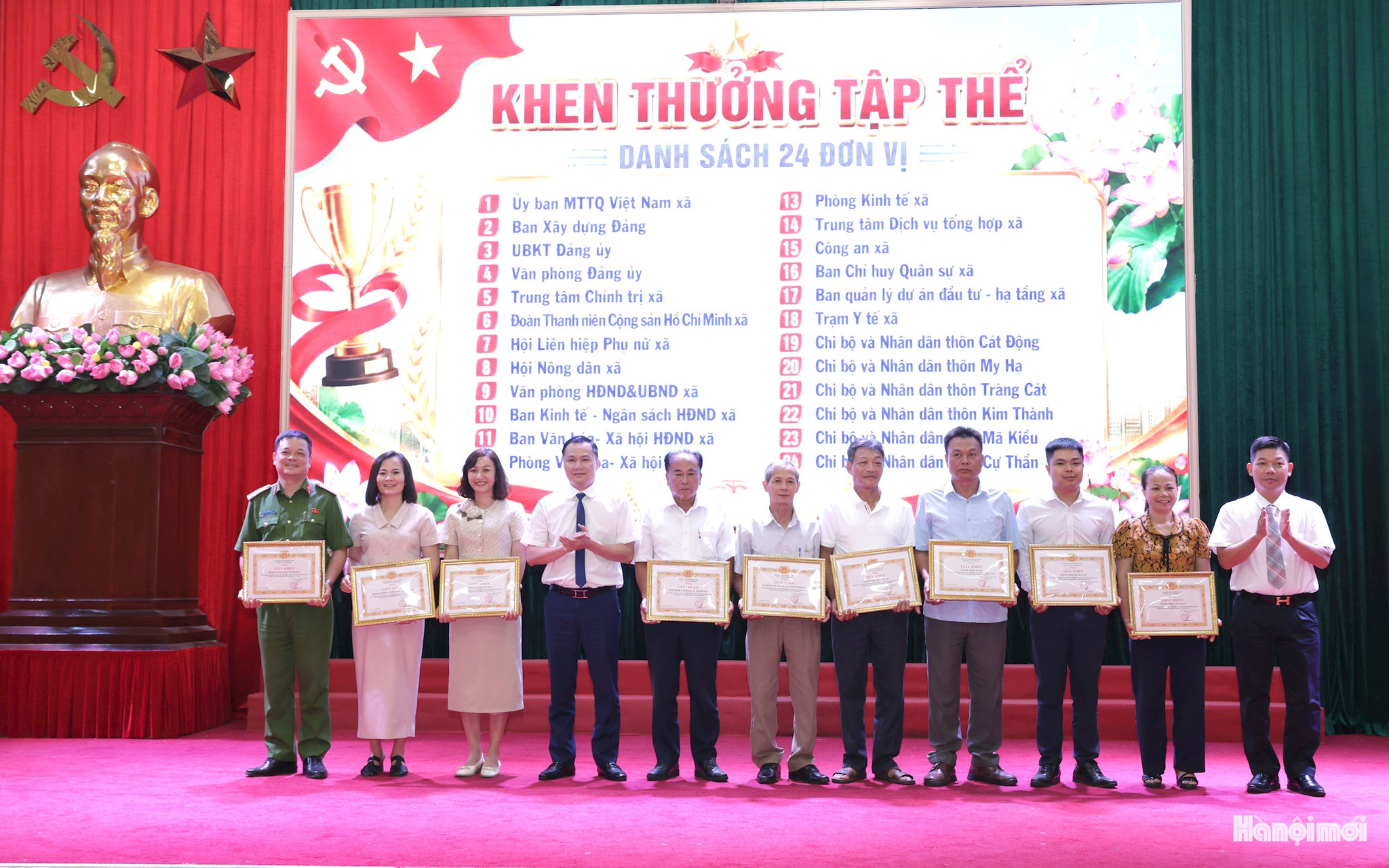 Đồng chí Khuất Hữu Tuấn - Phó Bí thư Thường trực Đảng ủy xã Thanh Oai và đồng chí Vũ Quỳnh - Phó Bí thư Đảng ủy, Chủ tịch UBND xã Thanh Oai trao khen thưởng cho các tập thể. Ảnh: PV