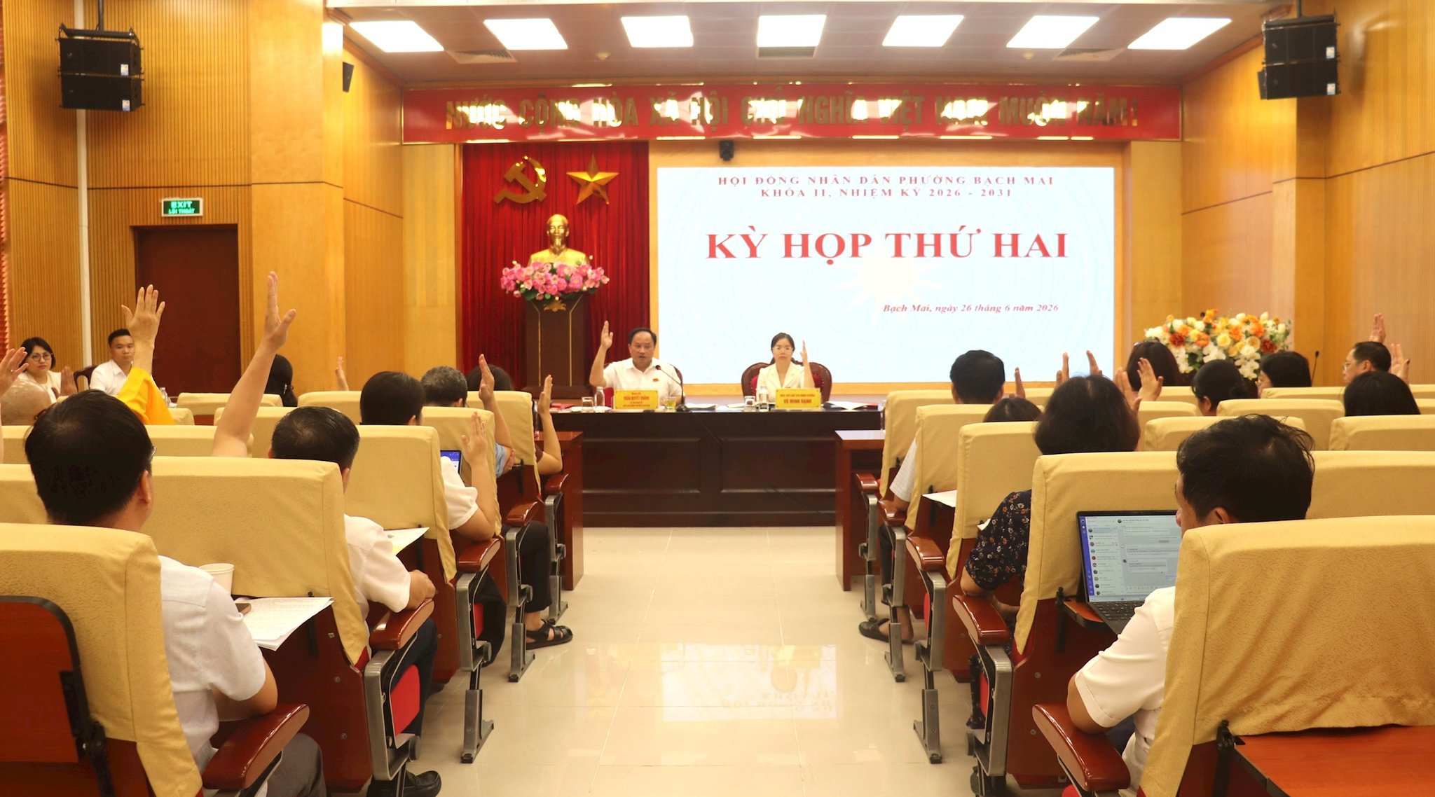 Đại biểu biểu quyết thông qua các dự thảo Nghị quyết tại Kỳ họp