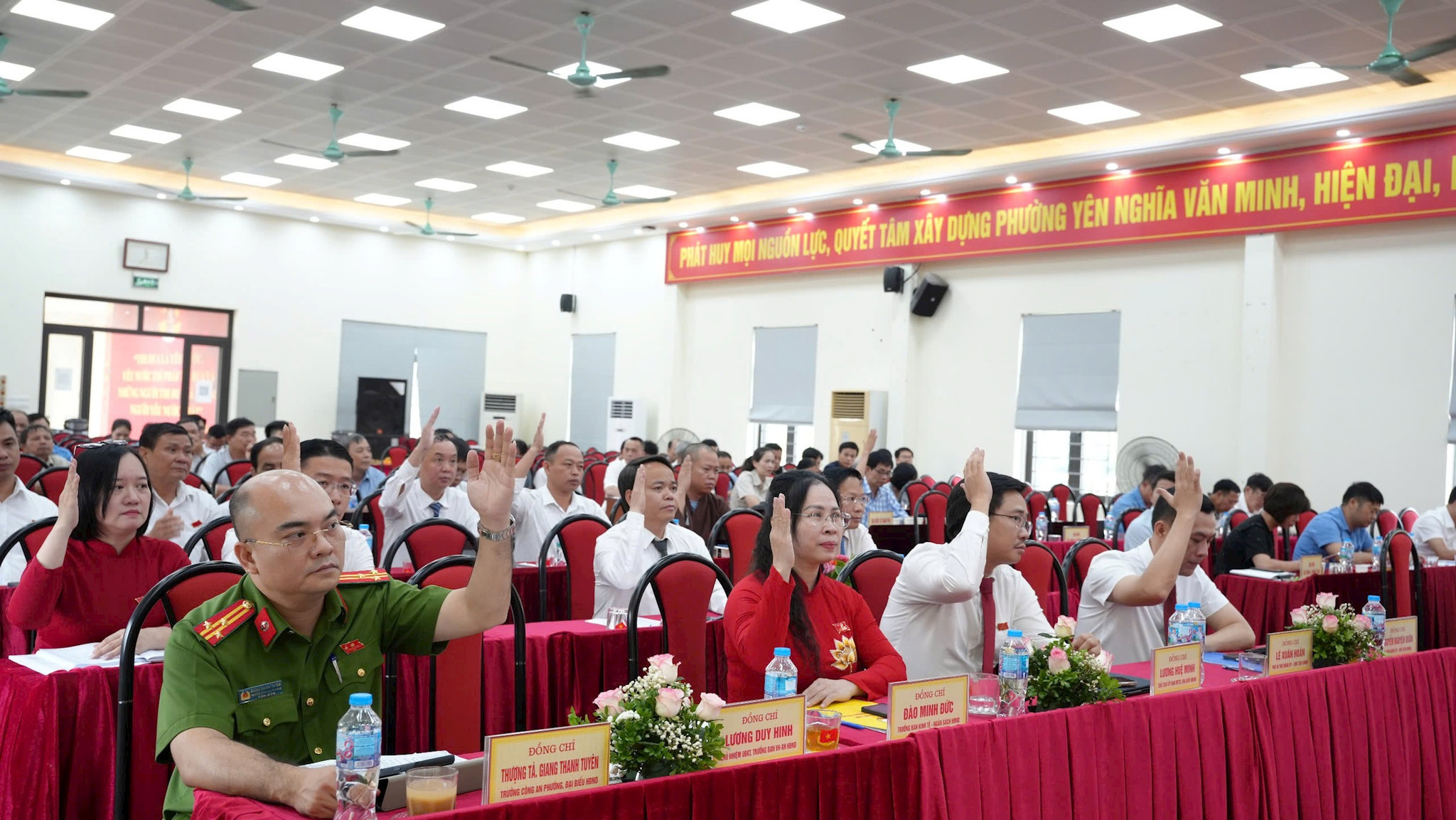 Các đại biểu biểu quyết thông qua nhiều nghị quyết quan trọng tại kỳ họp. Ảnh P.V