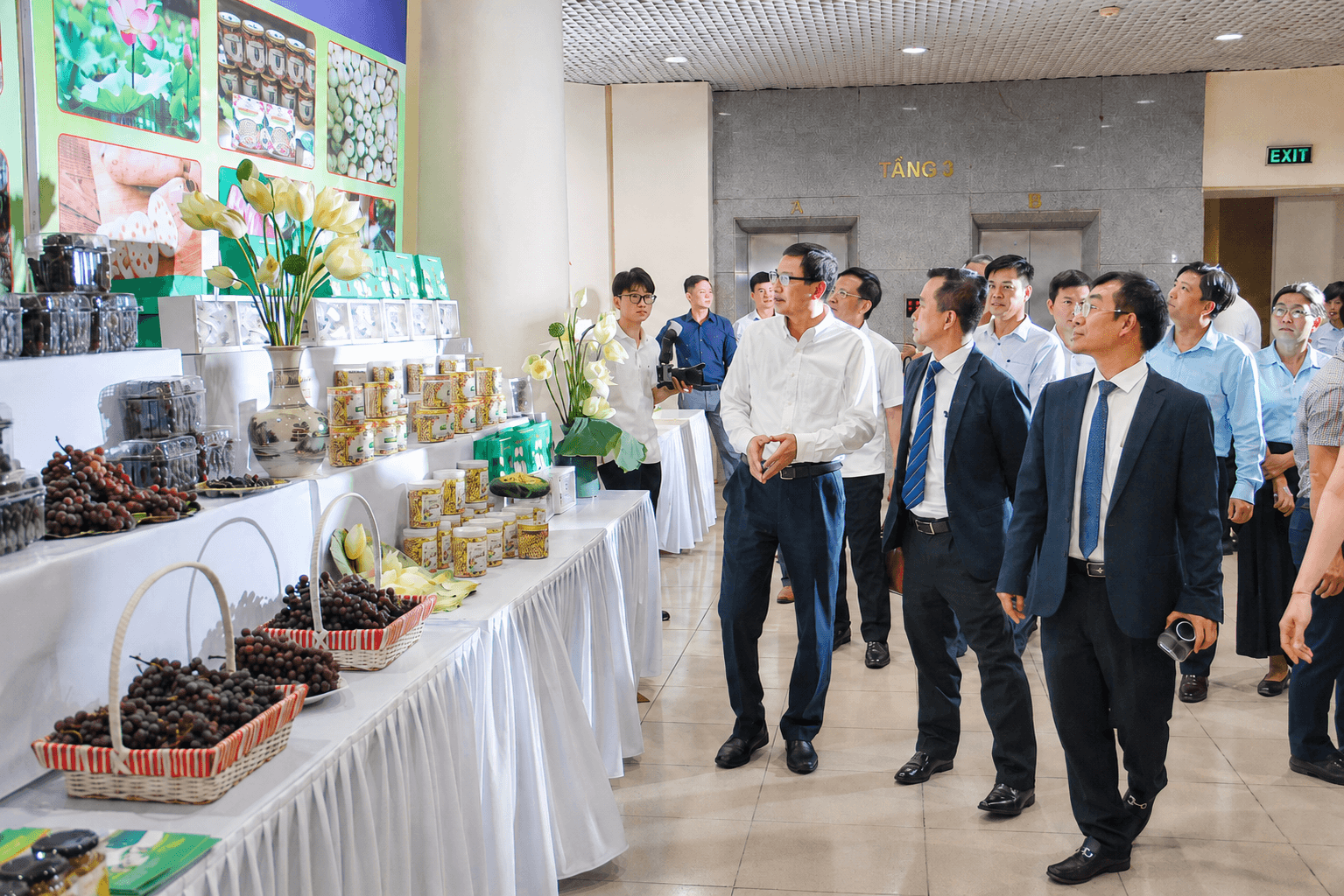 thu-truong-le-xuan-dinh-tham-gian-hang.png