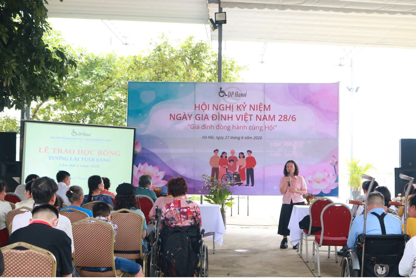 Bà Đỗ Thị Huyền, Chủ tịch Hội, chia sẻ về Chương trình Học bổng và quá trình xét duyệt. Ảnh: BTC