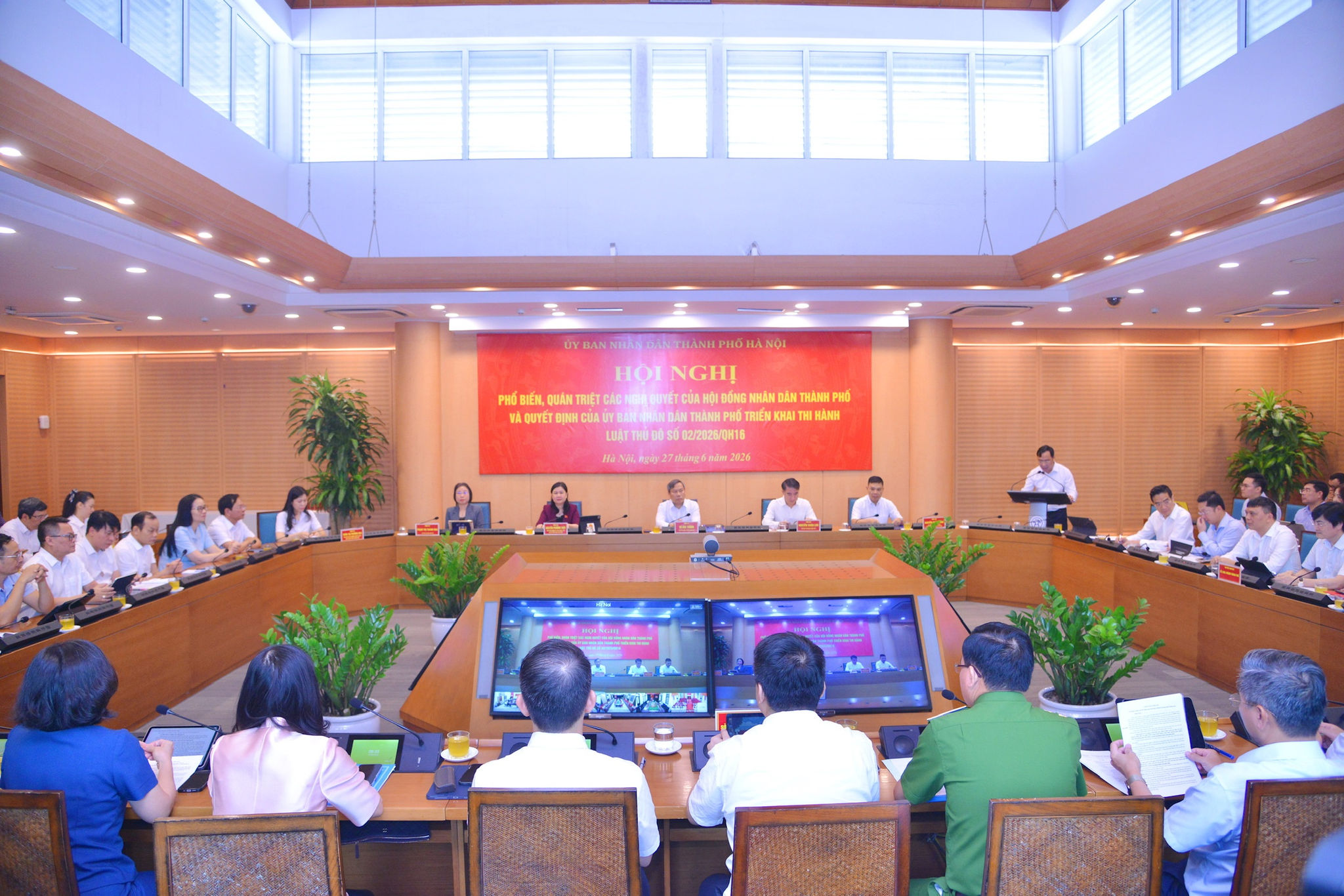 Các đại biểu dự Hội nghị phổ biến, quán triệt các Nghị quyết của HĐND thành phố và Quyết định của UBND thành phố triển khai thi hành Luật Thủ đô. Ảnh: Viết Tha