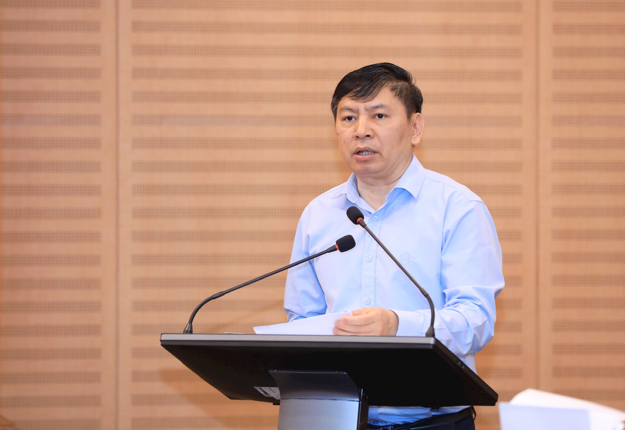 Phó Giám đốc Sở Tư pháp Nguyễn Công Anh trình bày Báo cáo tình hình triển khai thi hành Luật Thủ đô năm 2026. Ảnh: 