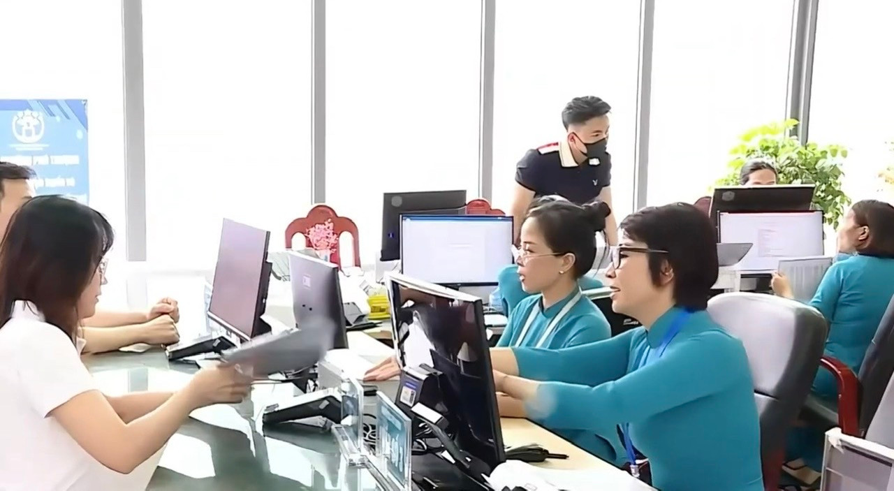Cán bộ điểm hành chính công phường Phú Thượng nhiệt tình hỗ trợ người dân. Ảnh: Tuệ Lâm