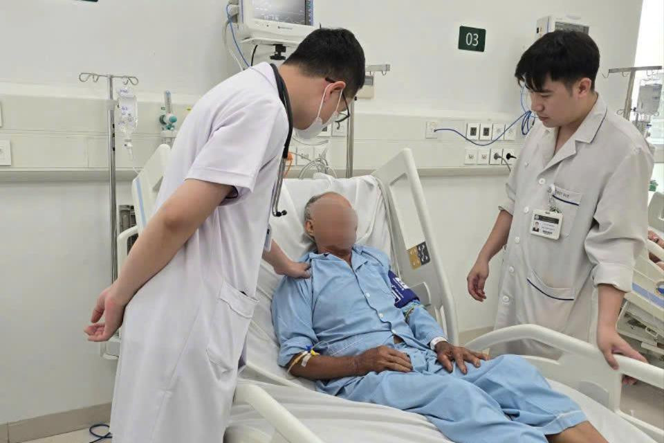 Doctors are performing emergency surgery on a patient with a cervical spine injury at a facility in Ninh Binh. Photo: Hospital provided.