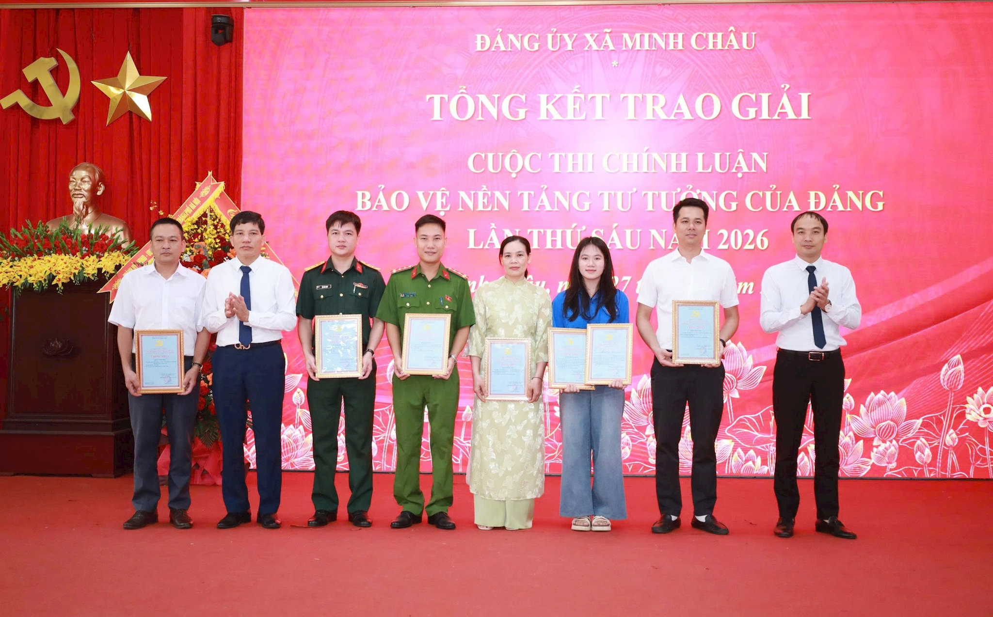 Trong khuôn khổ chương trình xã Minh Châu trao giải Cuộc thi chính luận bảo vệ nền tảng tư tưởng của Đảng, lần thứ 6, năm 2026 cho các tổ chức và cá nhân. Ảnh: PV