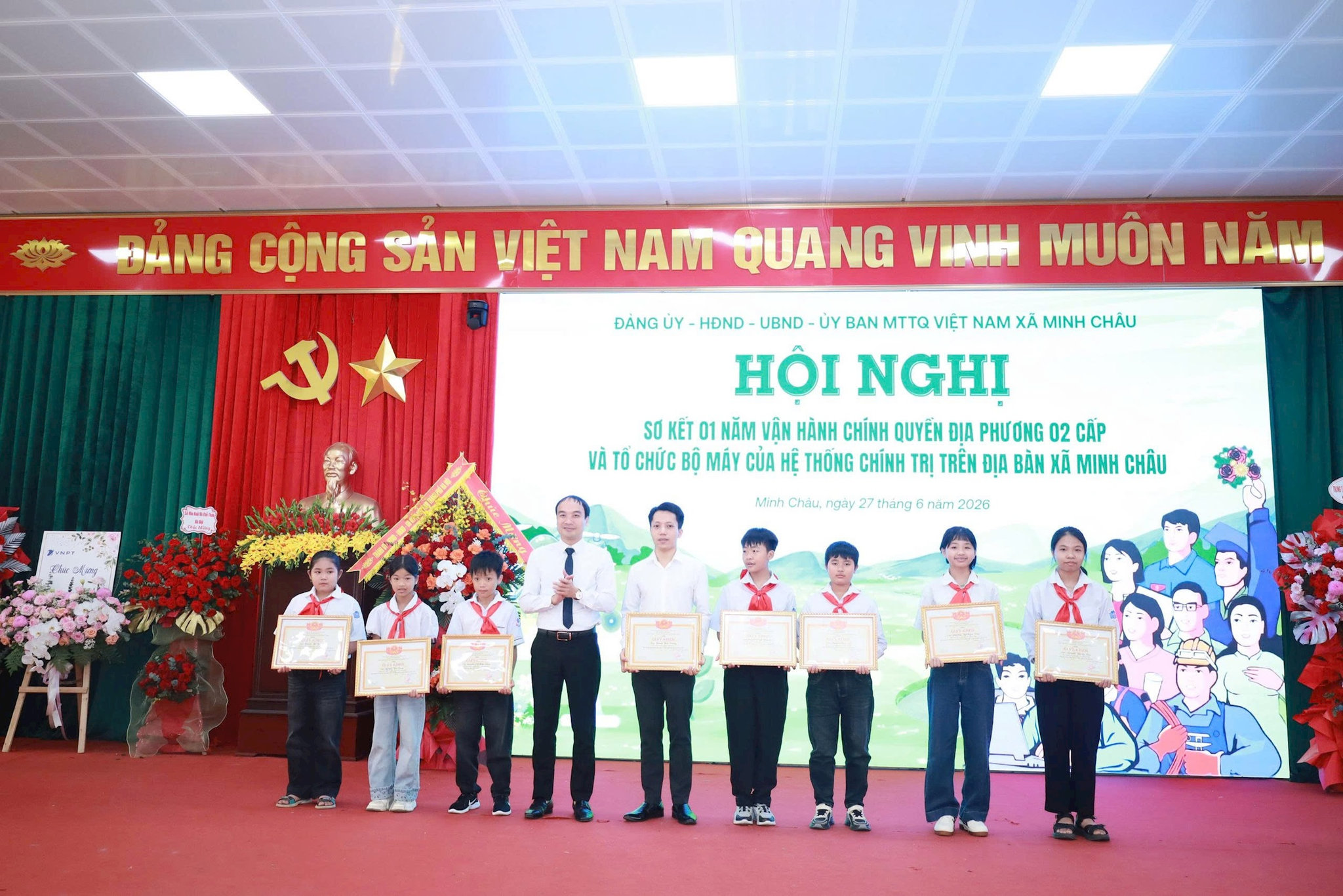 Phó Bí thư Đảng ủy, Chủ tịch UBND xã Minh Châu Bùi Thái Sơn trao giấy khen tới các thầy cô giáo và em học sinh có thành tích đặc biệt trong năm học vừa qua. Ảnh: PV