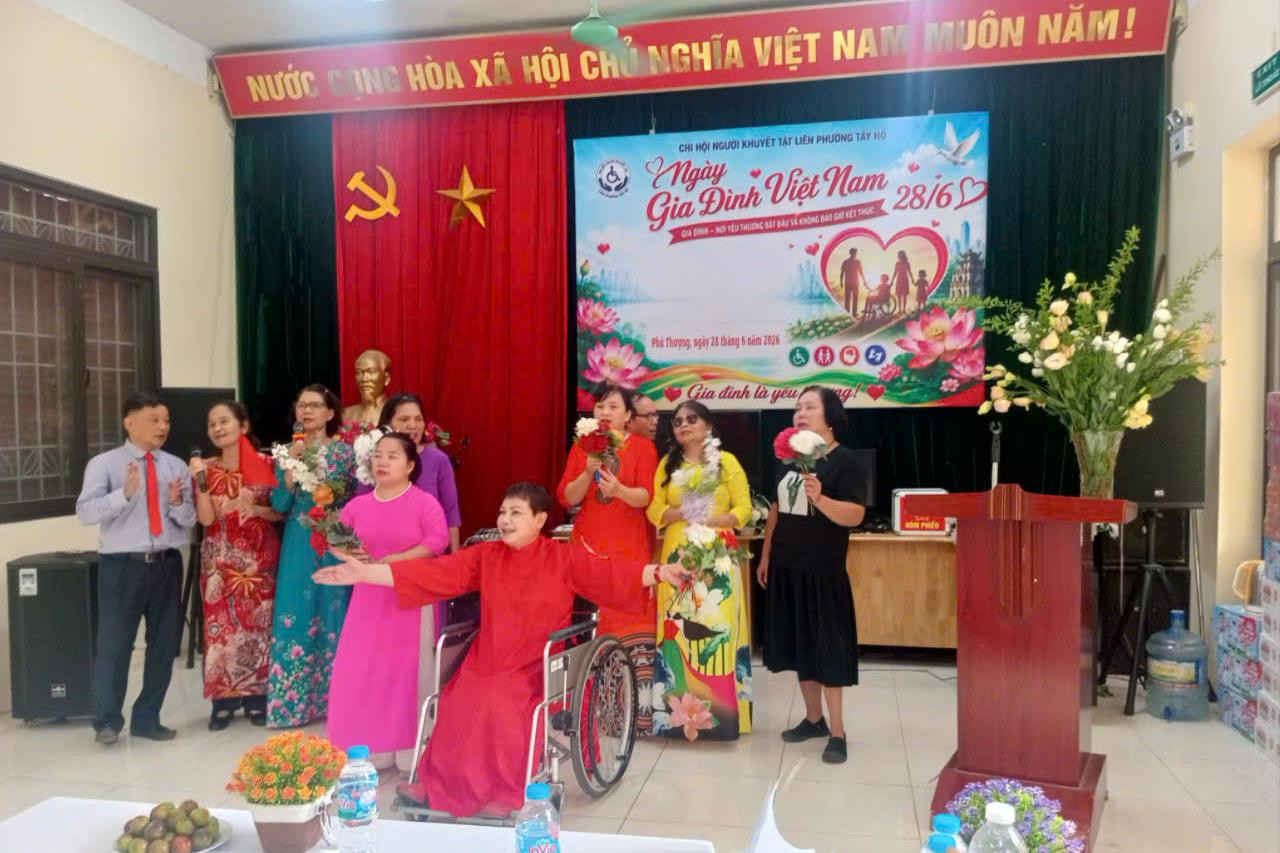 1-tiet-muc-bieu-dien-phuong-tay-ho.jpg