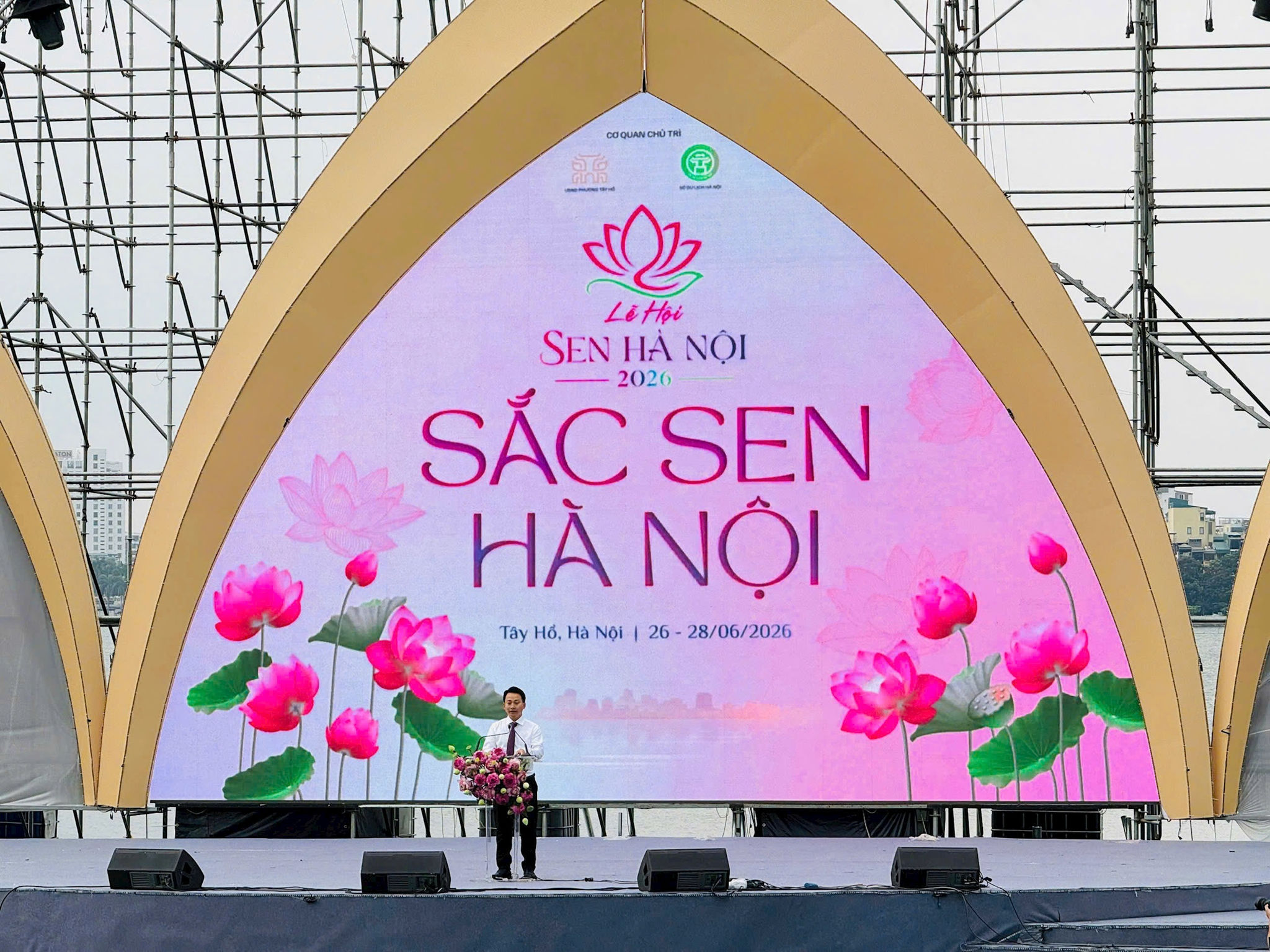 le-hoi-sen-hn1.jpg