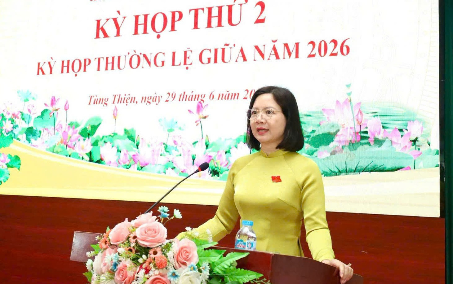  Bí thư Đảng ủy phường Tùng Thiện Đỗ Thị Lan Hương phát biểu tại kỳ họp. Ảnh: TH