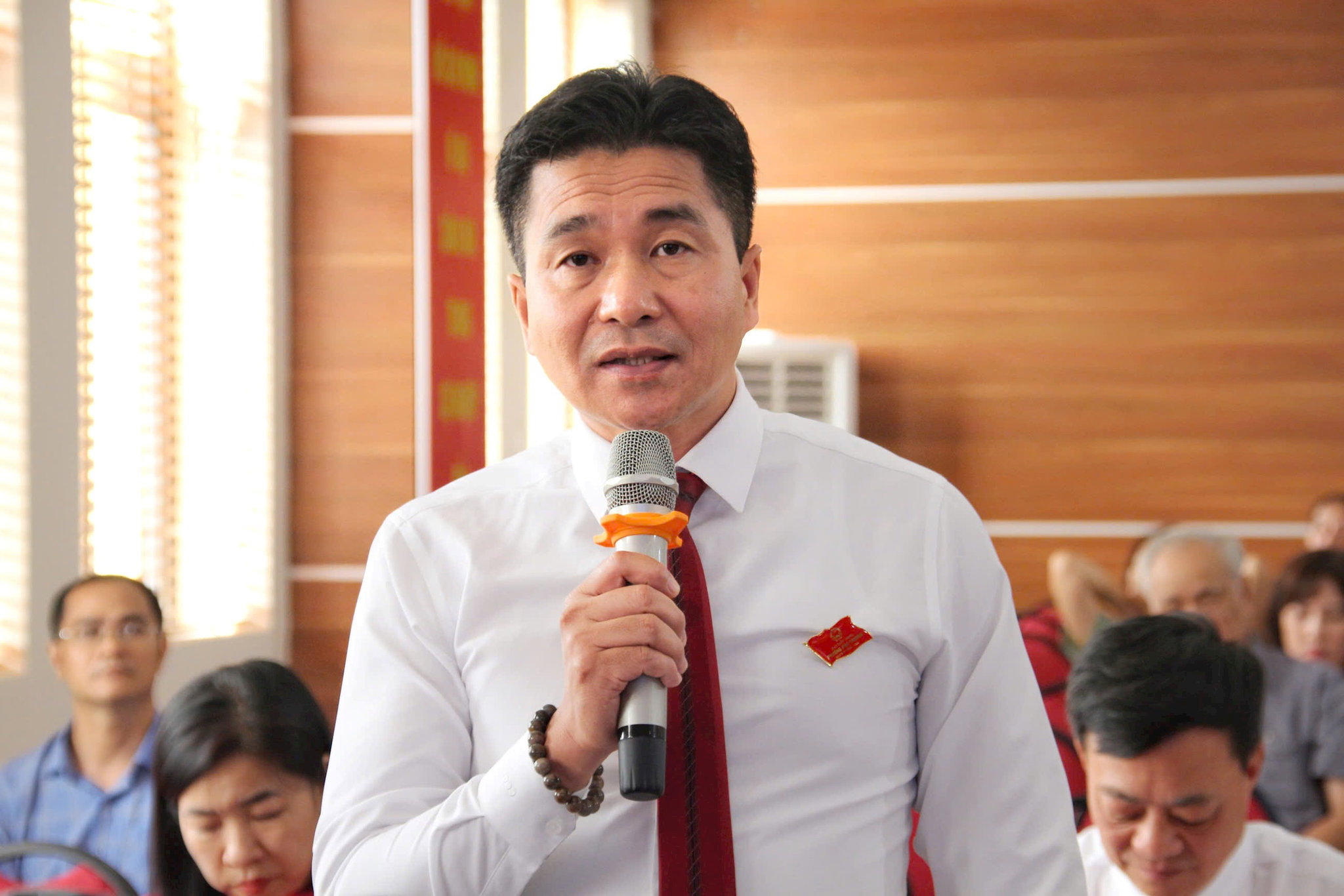 Phó Chủ tịch UBND phường Phú Thượng Võ Thanh Tùng giải trình các nội dung liên quan đến công tác xử lý các điểm ngập úng trên địa bàn. Ảnh: Cao Kỳ