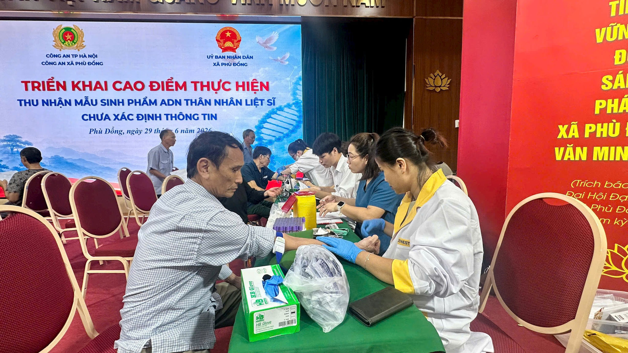 Trạm Y tế xã Phù Đổng tham gia công tác lấy mẫu. Ảnh