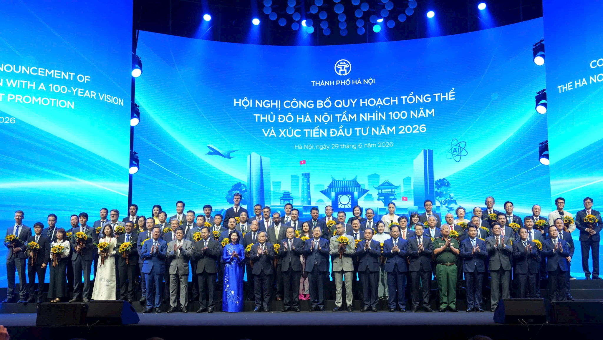 Chủ tịch Quốc hội Trần Thanh Mẫn chụp ảnh cùng các đồng chí lãnh đạo và doanh nghiệp. Ảnh: Th