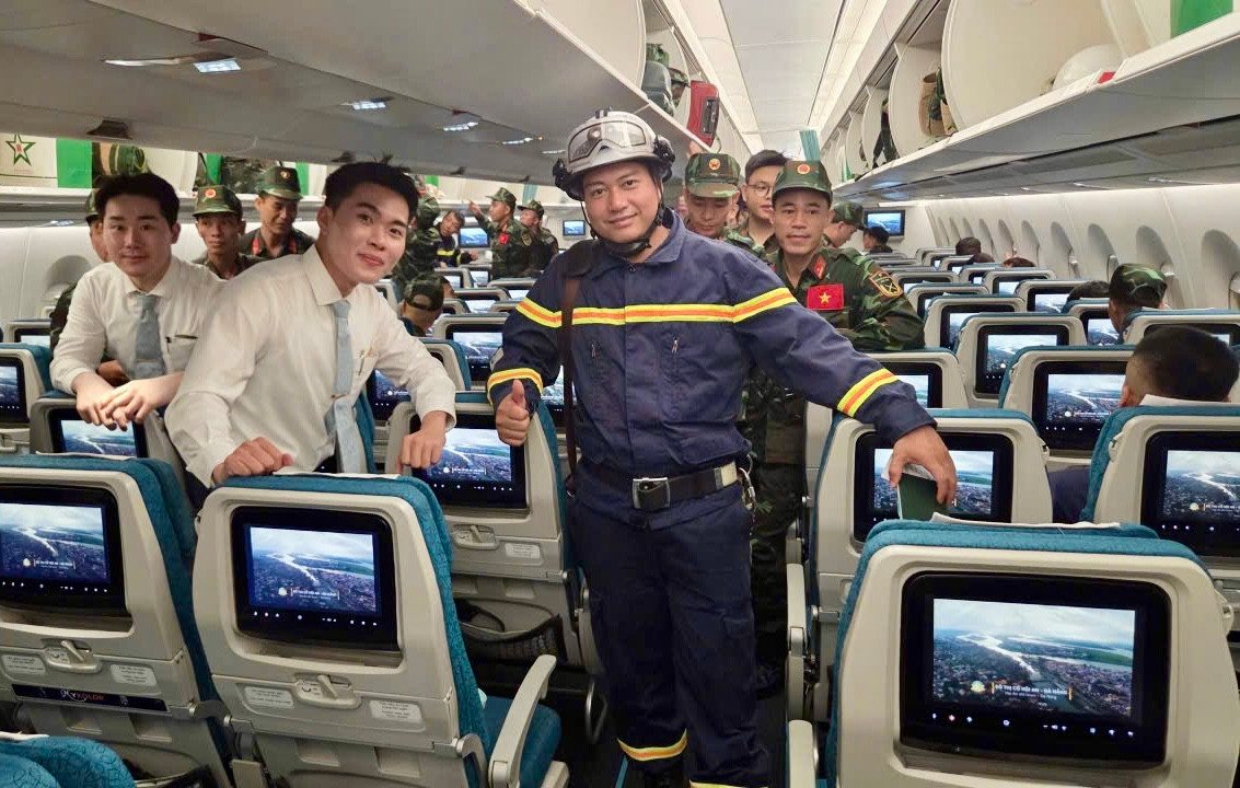 3.2.-vietnam-airlines-van-chuyen-124-nhan-su-cung-8-cho-nghiep-vu-cua-bo-quoc-phong-va-bo-cong-an.-anh_-vna-.jpg