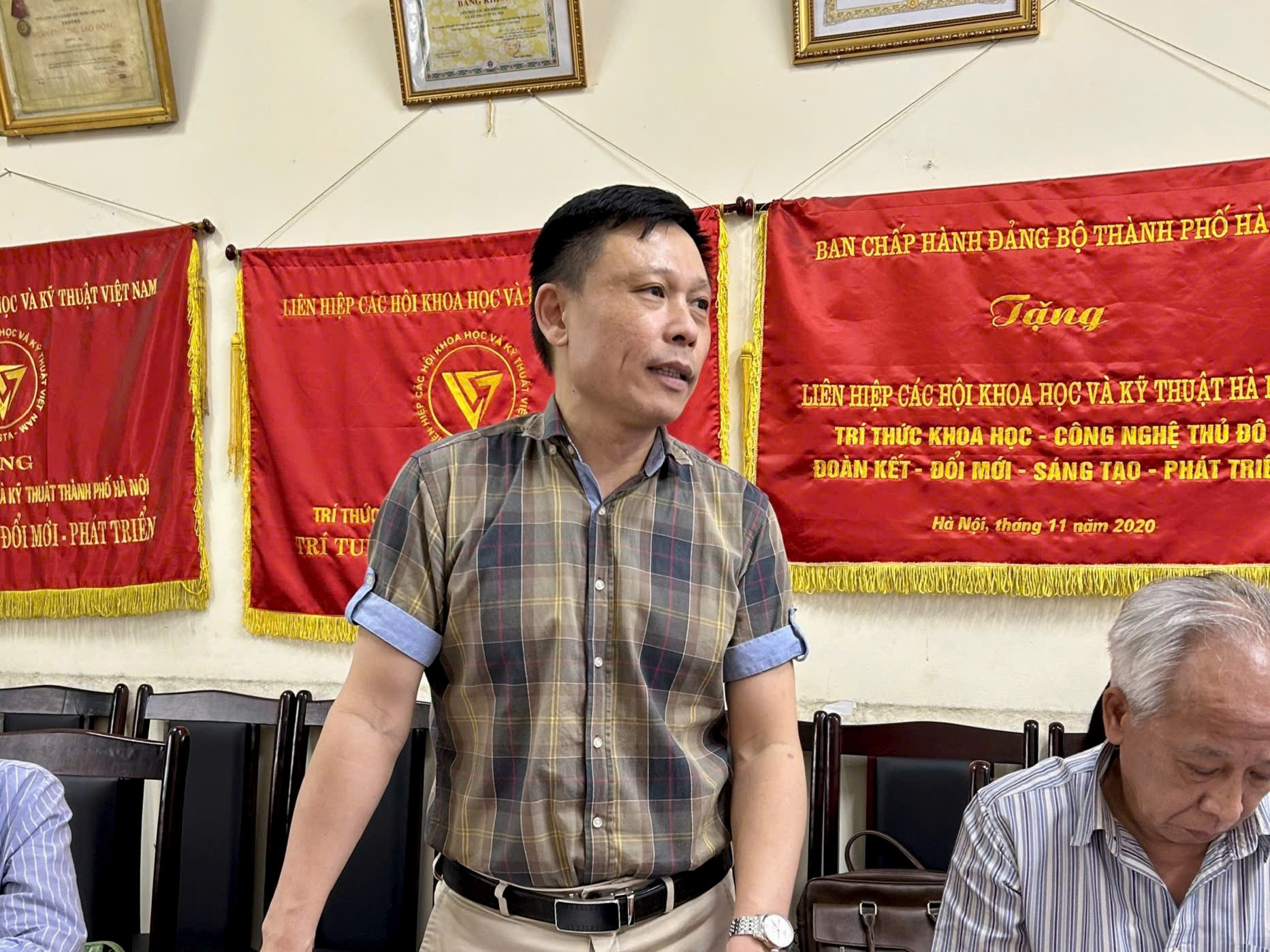 PGS.TS Nguyễn Thành Lợi - Phó Giám đốc Cơ quan Báo và Phát thanh Truyền hình Hà Nội phát biểu tại cuộc hop
