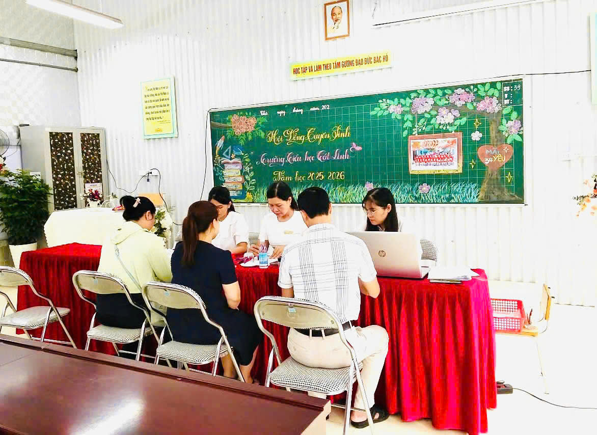 Các trường học trên địa bàn thành phố đều bố trí giáo viên hỗ trợ phụ huynh học sinh đăng ký tuyển sinh trực tuyến. Ảnh từ 