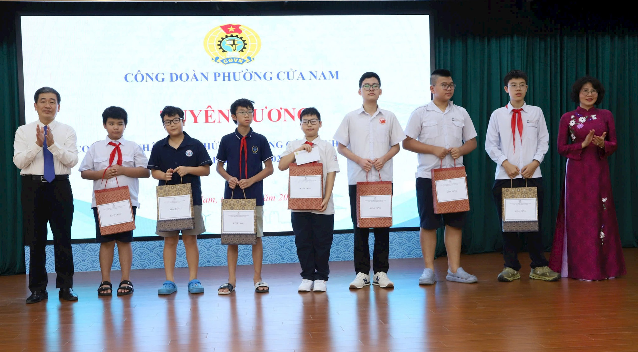 Lãnh đạo phường Cửa Nam tặng quà học sinh có thành tích cao, học sinh vượt khó học tốt năm học 2025-2026. Ảnh: PV