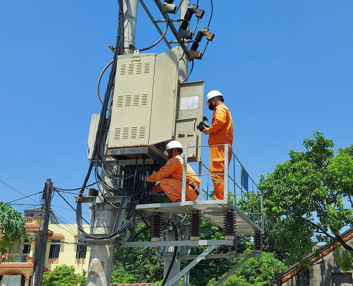Công nhân tổ điện lực xã Hòa Phú bảo trì trạm biến áp thôn Trung vực trong, trong dịp nắng nóng cao điểm cuối tháng 6-2026. Ảnh: Trần Thụ