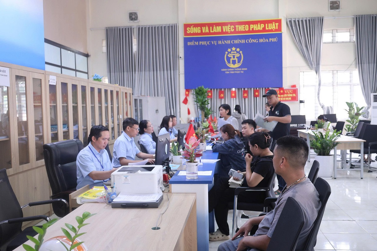 Việc iải quyết thủ tục hành chính của người dân xã Hòa Phú được xử lý nhanh. Ảnh: Trần Thụ
