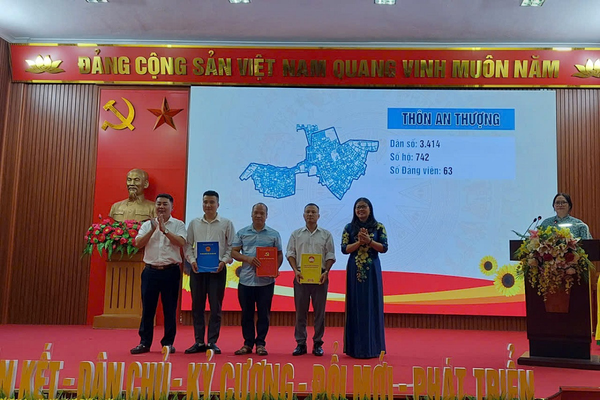 Bi thư Đảng ủy, Chủ tịch HĐND xã Hòa Phú Tô Thị Nhàn trao quyết định thành lập Chi bộ thôn An Thượng, chiều 30-6. Ảnh: Trần Thụ