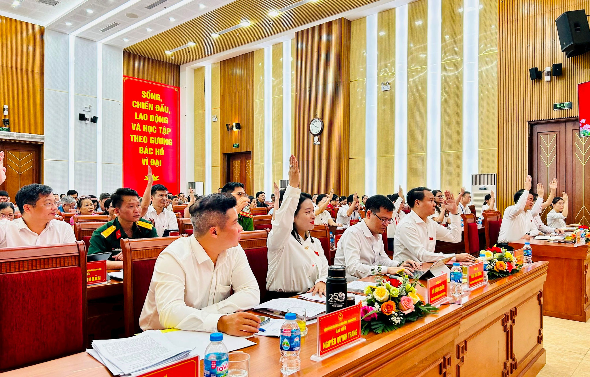 8-dai-bieu.jpg