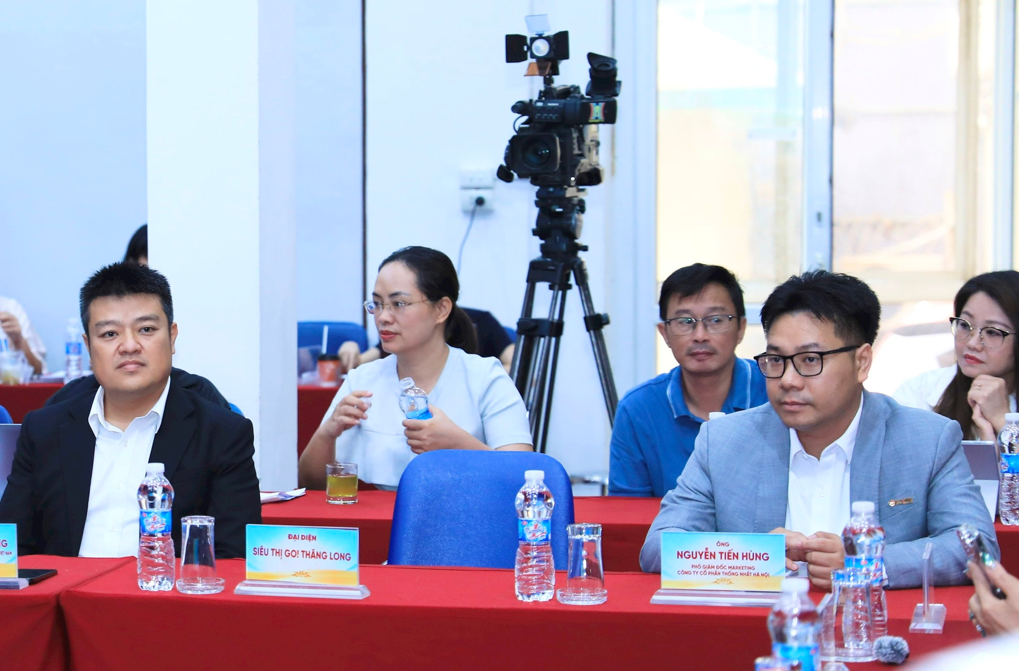 Các khách mời dự toạ đàm. Ảnh: Quang Thái