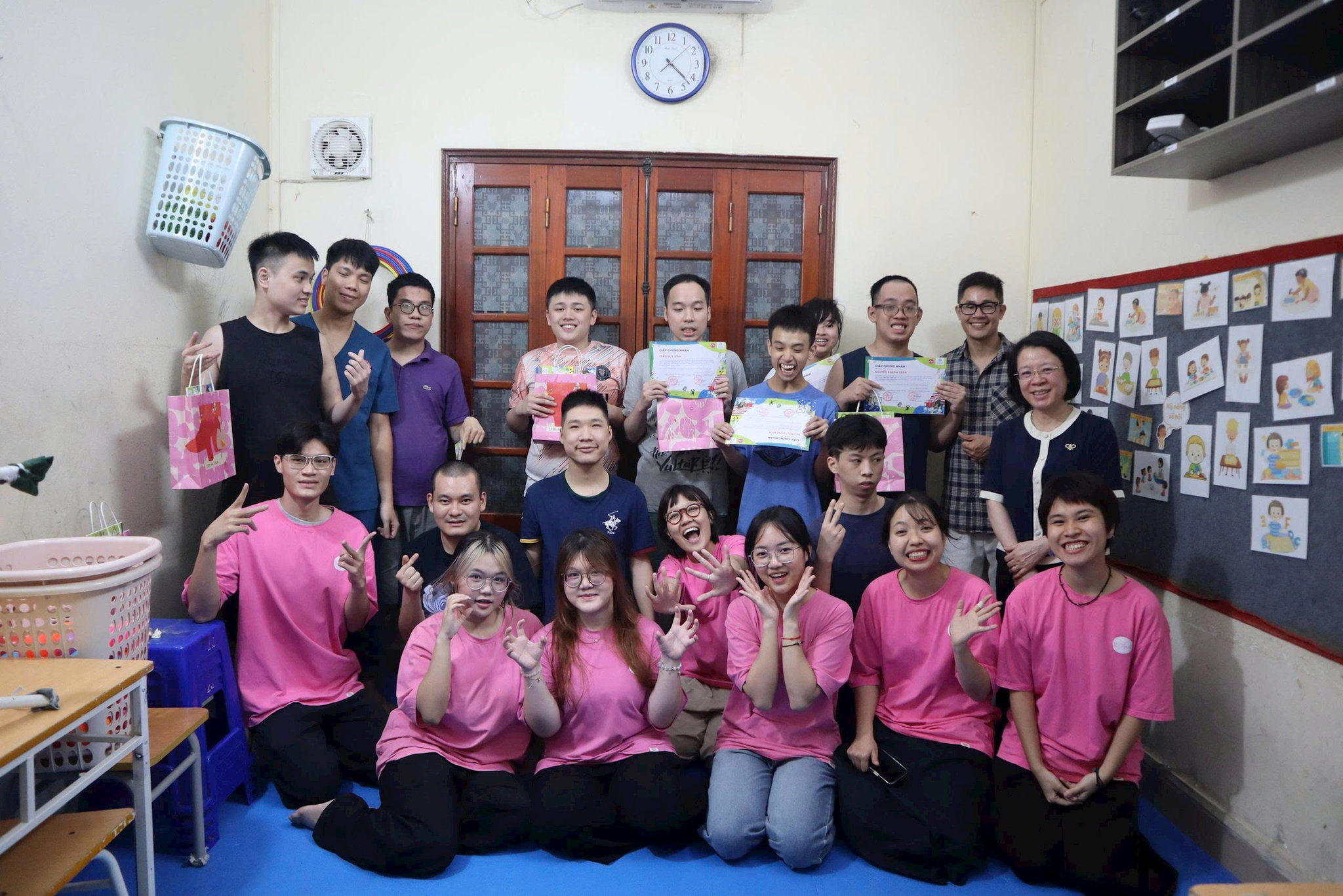 dai-dien-ban-lanh-dao-tmiv-cung-cac-thanh-vien-tohe-va-cac-em-nho-hao-hung-trong-buoi-hoc-tong-ket-khoa-hoc-.jpeg