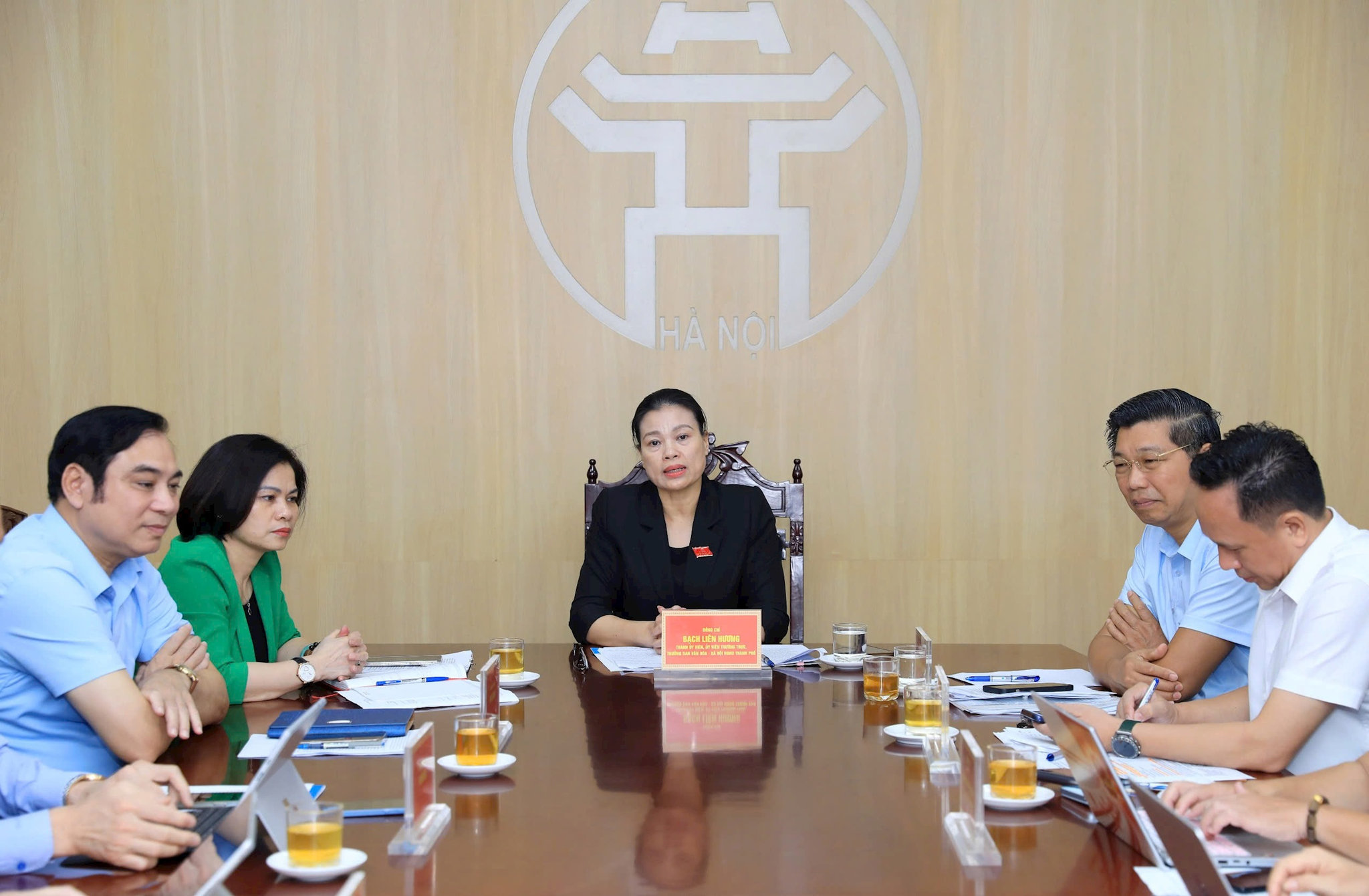 Trưởng ban Văn hóa - Xã hội HĐND thành phố Bạch Liên Hương phát biểu tại buổi tiếp công dân. Ảnh: L.H