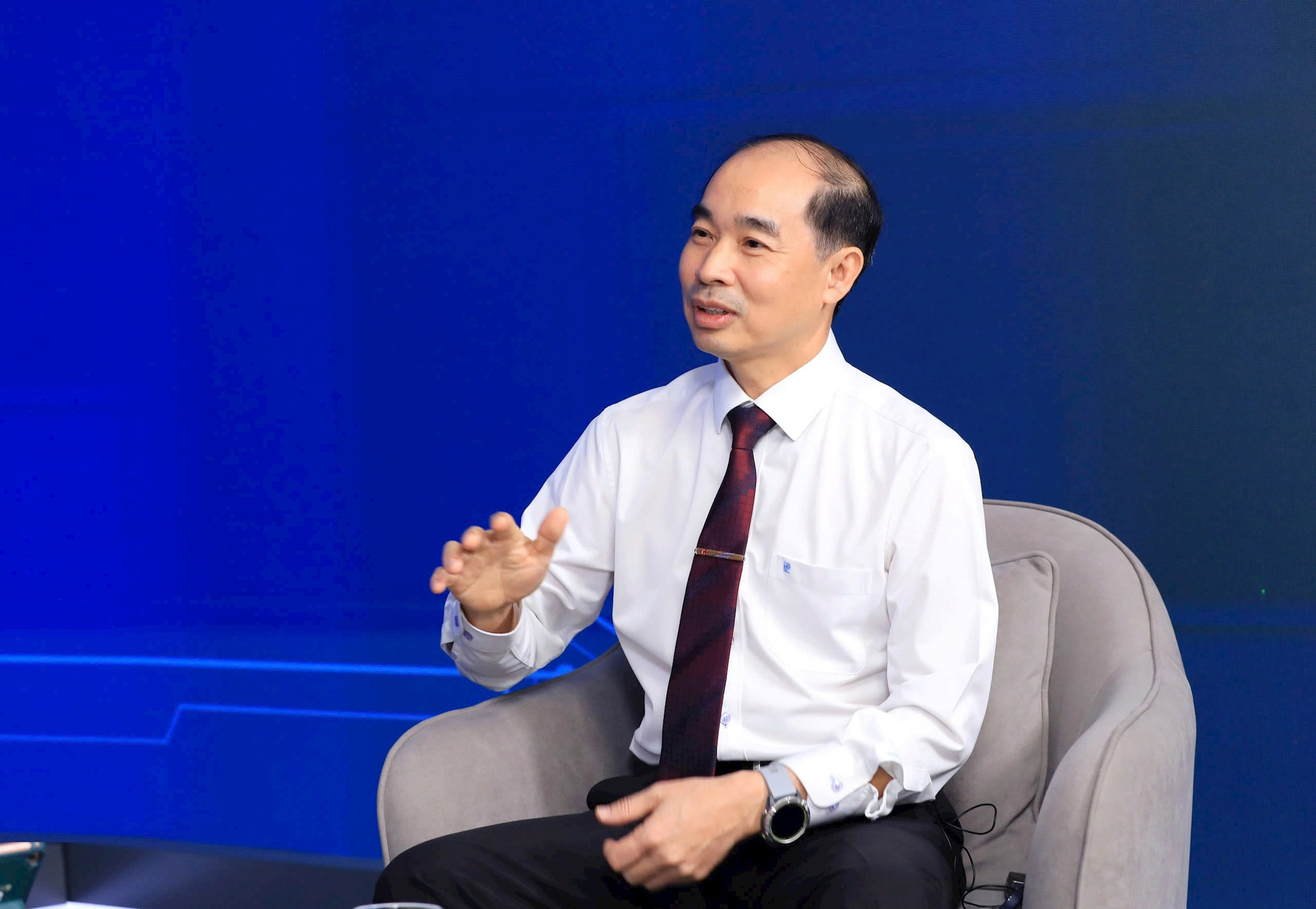 nguyen-dinh-hung.jpg