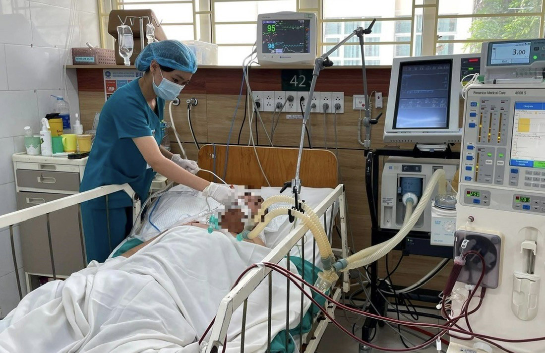 dieu-tri-cho-thanh-nien-bi-ngo-doc-do-hut-thuoc-la-dien-tu-co-chua-chat-ma-tuy-tai-trung-tam-chong-doc-benh-vien-bach-mai-.-anh-benh-vien-cung-cap.jpg