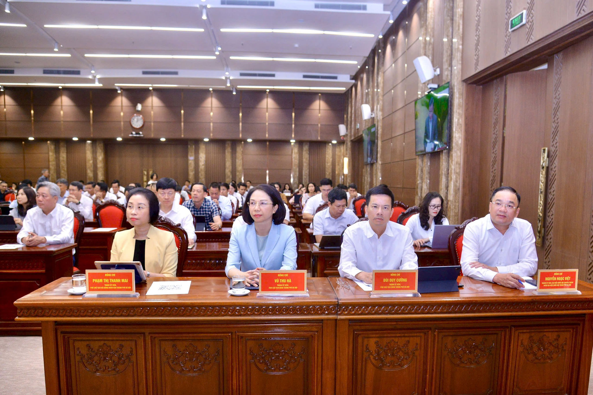 Các đồng chí lãnh đạo thành phố Hà Nội dự hội nghị tại điểm cầu Thành ủy Hà Nội. Ảnh Viết Thành