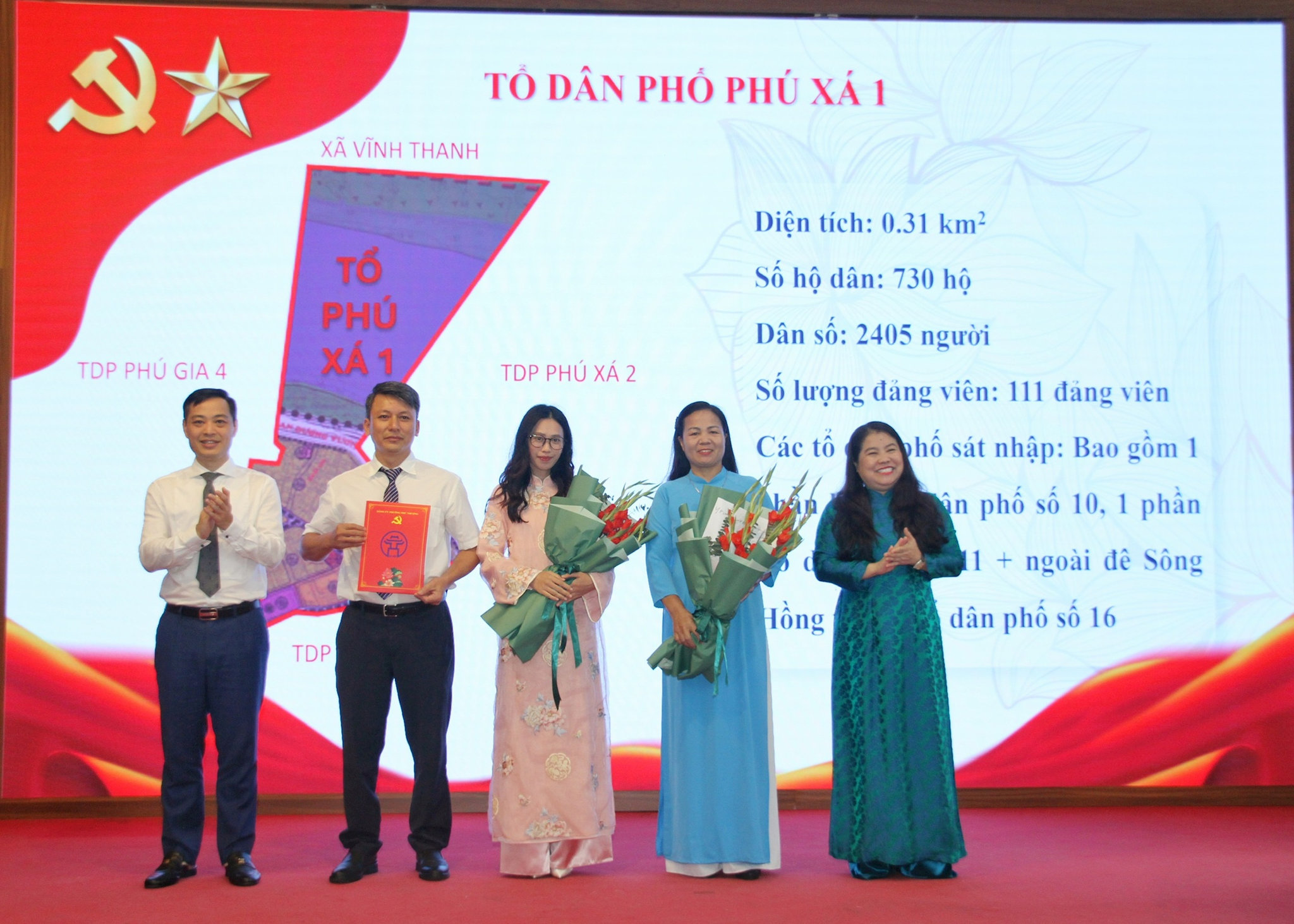 Lãnh đạo phường Phú Thượng trao quyết định cho các chi bộ. Ảnh: Cao Kỳ
