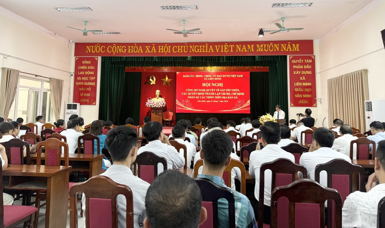 Hội nghị công bố Nghị quyết của HĐND xã về sắp xếp, sáp nhập thôn, cụm dân cư trên địa bàn xã Liên Minh diễn ra ngày 1-7. Ảnh: Kiều Thoan Thu