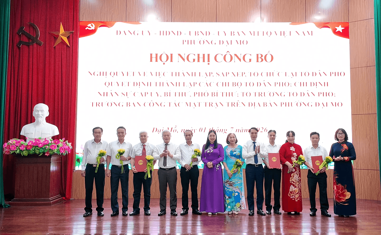 Các đồng chí lãnh đạo Đảng ủy, UBND, UBMTTQ phường Đại Mỗ trao Quyết định thành lập và tặng hoa chúc mừng các đồng chí nhận nhiệm vụ tại 24 tổ dân phố mới.