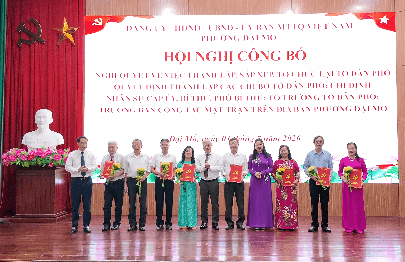 Phường Đại Mỗ tặng hoa, tri ân sâu sắc những cống hiến, đóng góp bền bỉ của đội ngũ cán bộ thuộc 35 tổ dân phố trước khi thực hiện sắp xếp lại.