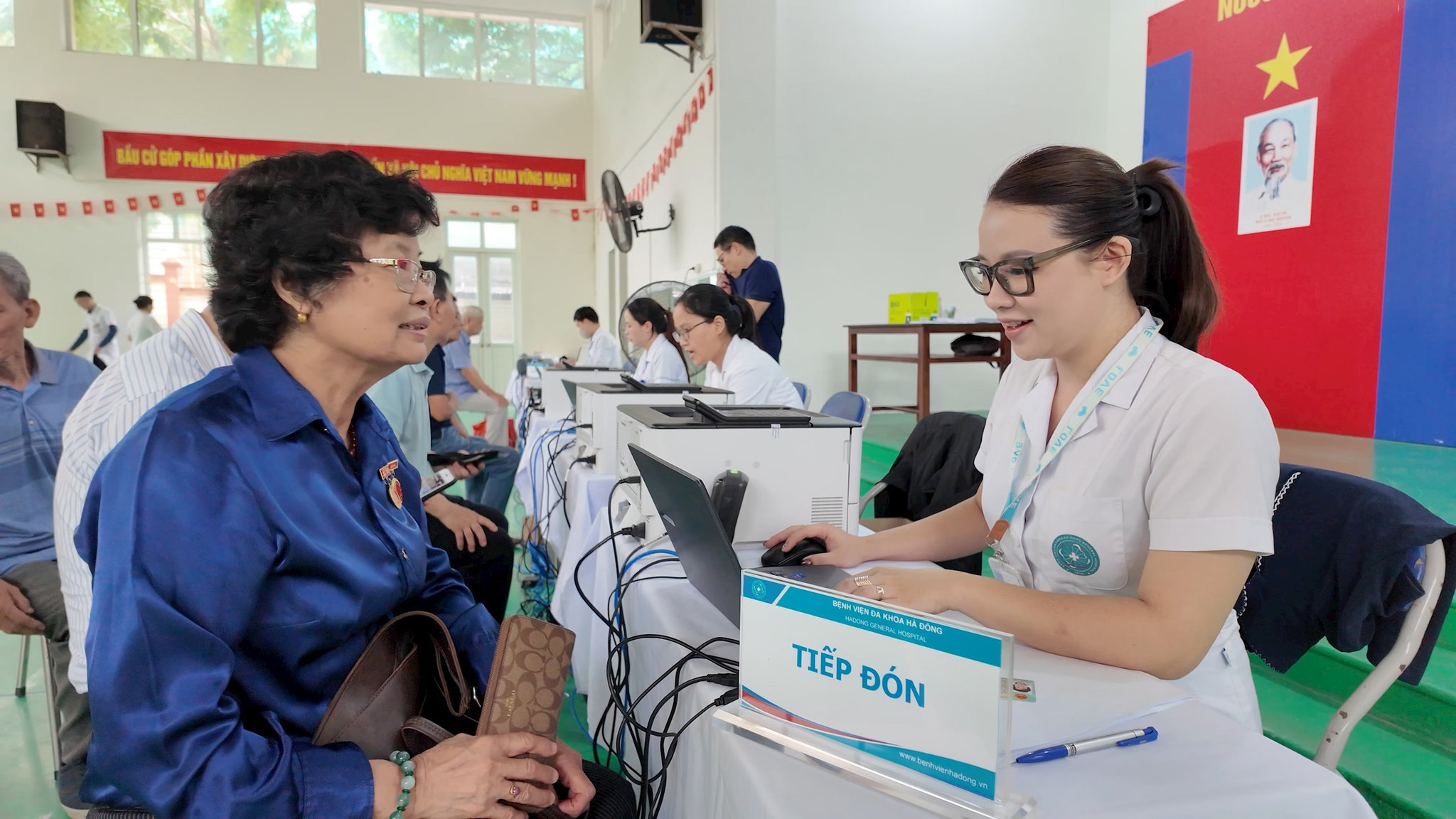 Đội ngũ y bác sĩ Bệnh viện Đa khoa Hà Đông trực tiếp thăm khám và tư vấn sức khỏe chuyên sâu cho các đối tượng chính sách.