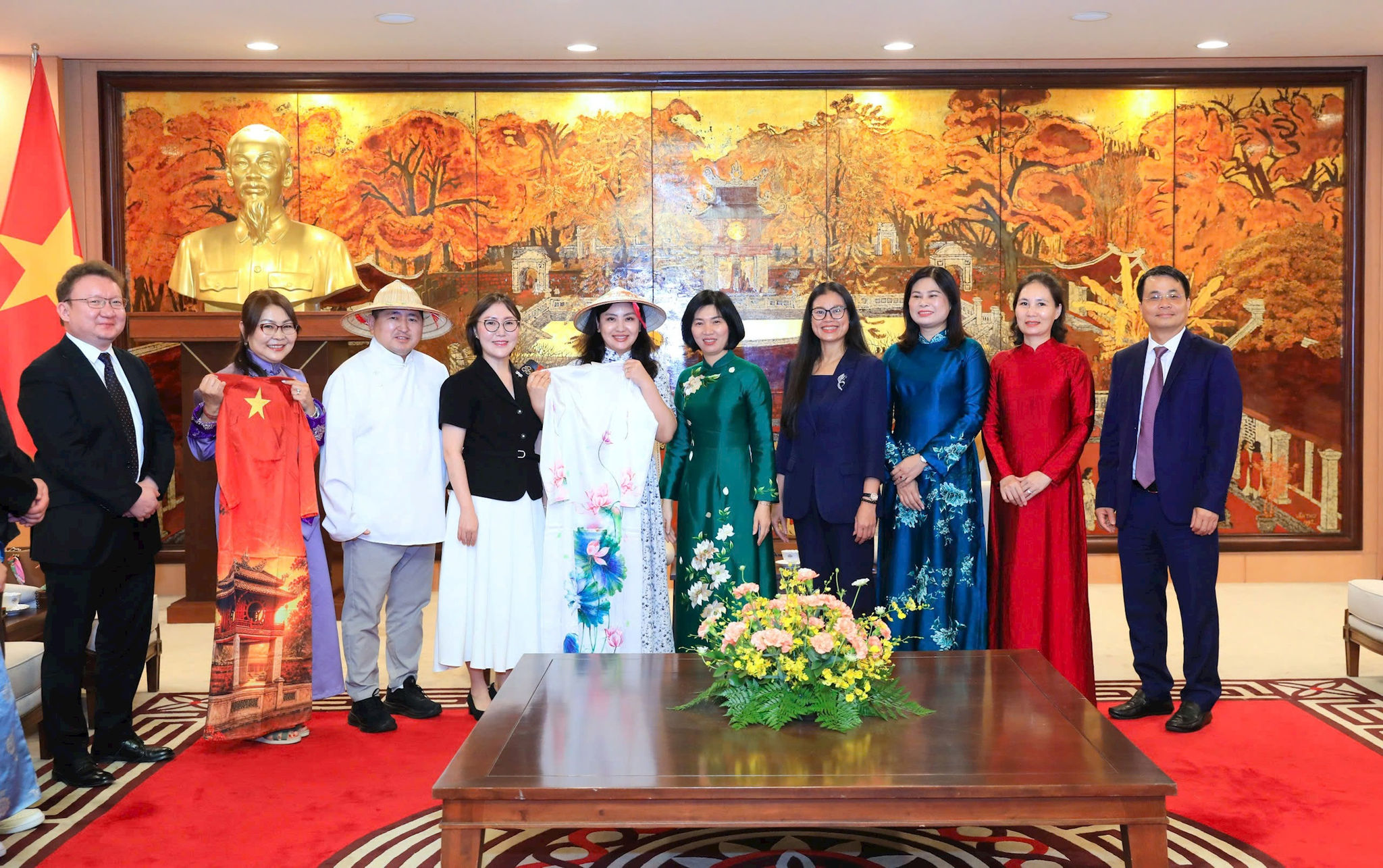 Chủ tịch HĐND thành phố gửi tới học sinh nhà trường những món quà mang đậm bản sắc văn hóa Việt Nam. Ảnh: Lê Hải