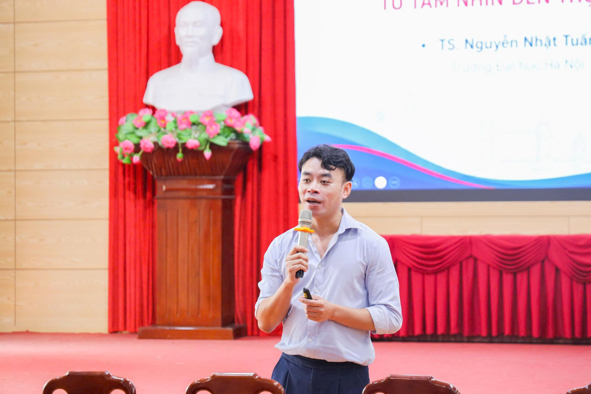 Tiến sĩ Nguyễn Nhật Tuấn, Trưởng khoa Đào tạo sau đại học cùng các giảng viên Trường Đại học Hà Nội trình bày chuyên đề. Ảnh: Đức Hùng
