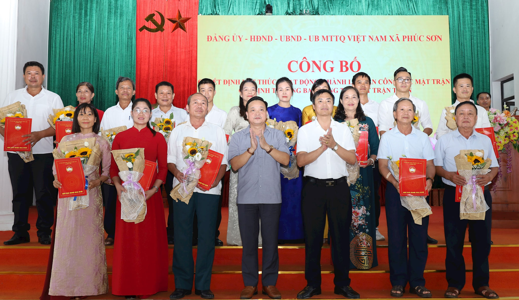 Chủ tịch Ủy ban MTTQ Việt Nam xã Phúc Sơn Lê Thành Đoàn và Trưởng ban Xây dựng Đảng xã Phúc Sơn Mai Văn Ngạn trao quyết định và chúc mừng tân Trưởng ban Công tác Mặt trận các thôn trên địa bàn. Ảnh: Kim Nhuệ