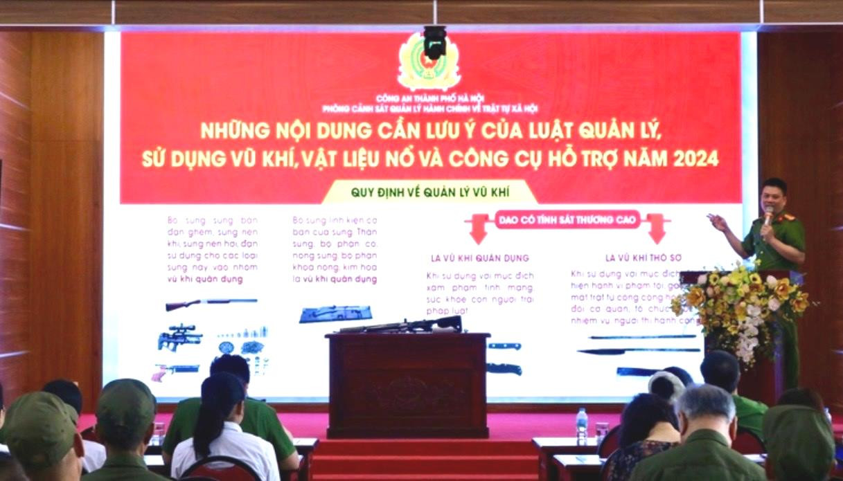 Trung tá Vương Sỹ Thành - Cán bộ Tổ tuyên truyền, Đội 3, Phòng PC06 - Công an thành phố Hà Nội làm báo cáo viên tại hội nghị. Ảnh: PV