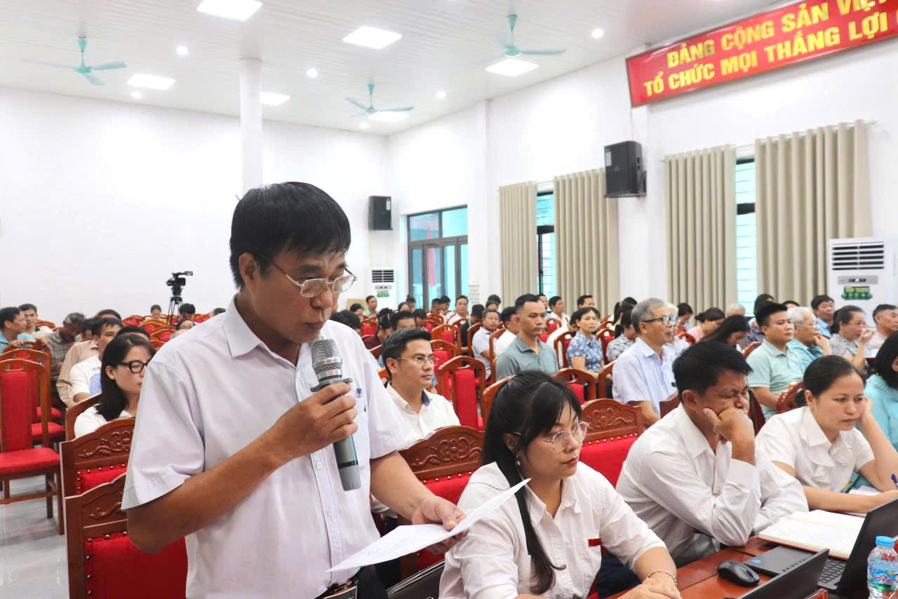 Ông Phạm Quang Tiến phát biểu ý kiến tại kỳ họp HĐND xã Bình Minh (ngày 25-6-2026), đề nghị cơ quan chức năng điều chỉnh lại thông tin b trong giấy chứng nhận quyền sử dụng đất nông nghiệp của người dân thôn Chợ (cũ). Ảnh: Đỗ Đạt