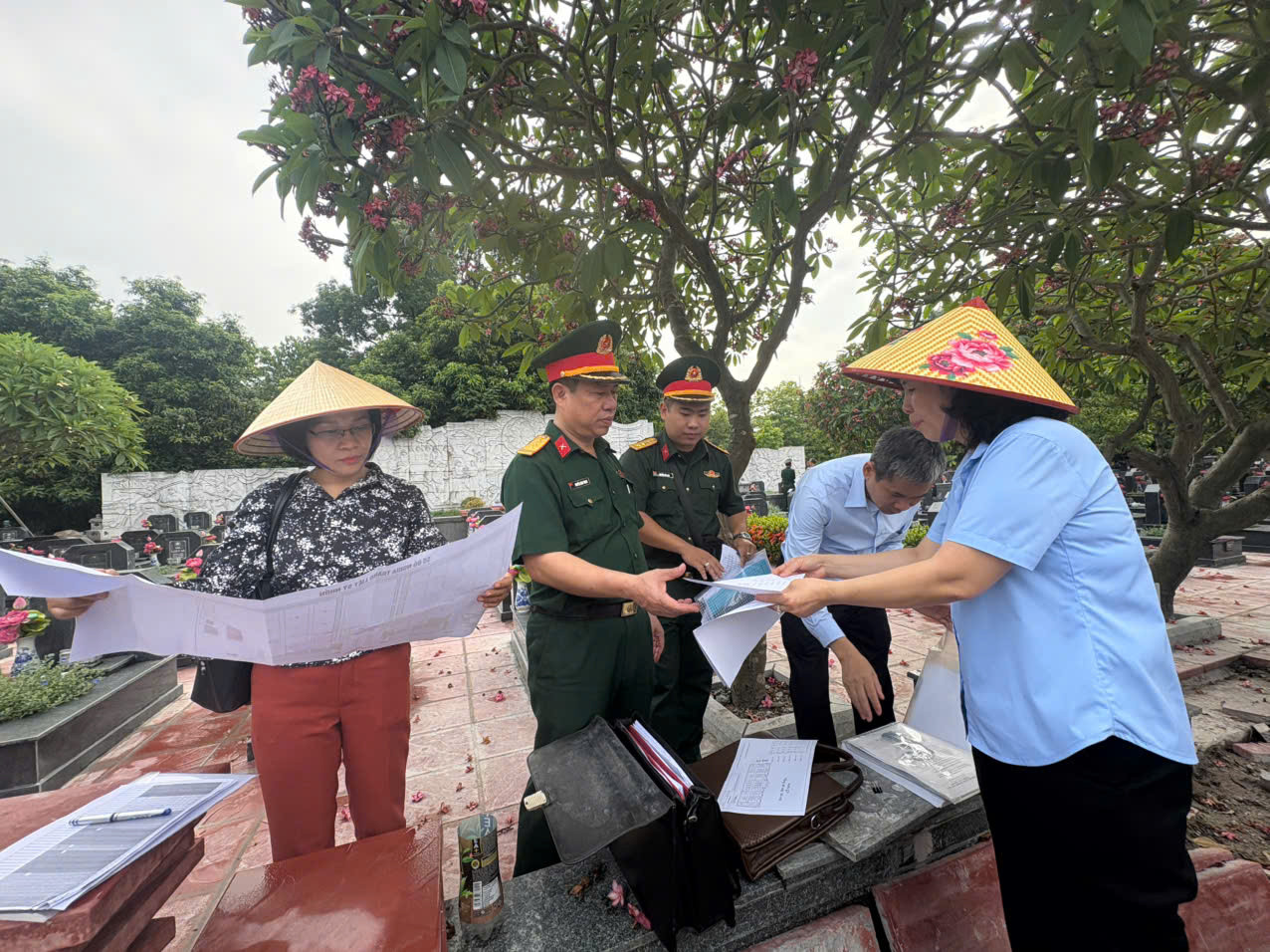 Khảo sát thực địa, gắn định danh cho các mộ liệt sĩ tại các Nghĩa trang liệt sĩ trên địa bàn Hà Nội. Ảnh: Nguye