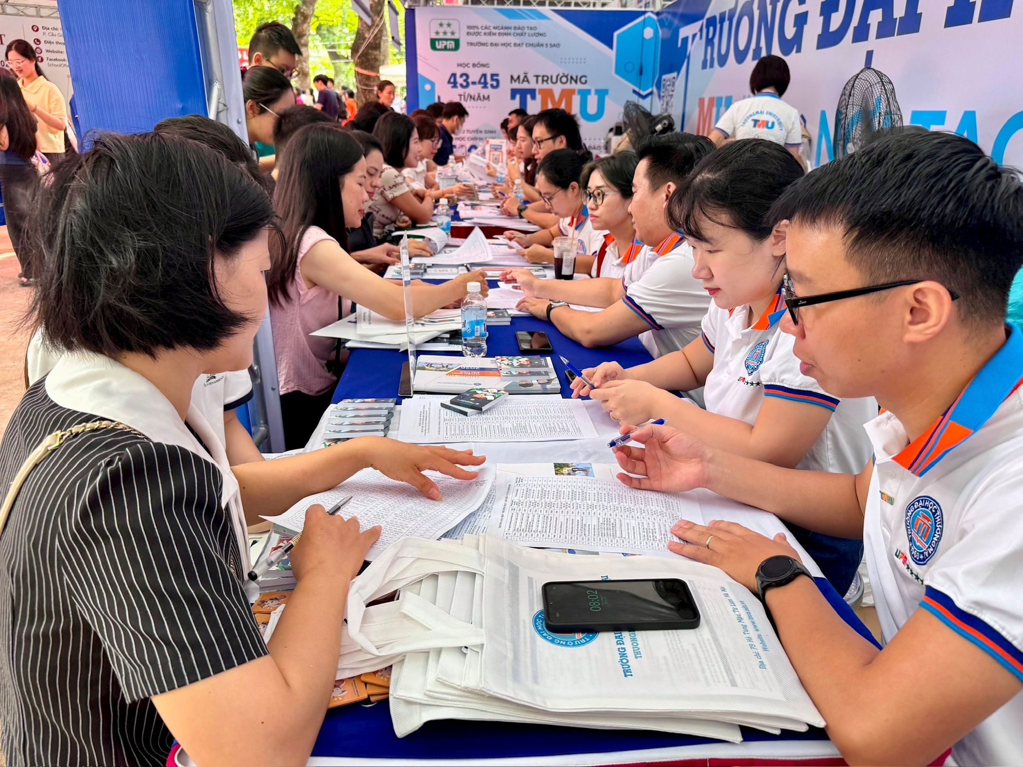 Đông đảo thí sinh, phụ huynh tư vấn nguyện vọng tại gian tư vấn của Trường Đại học Thương mại. Ảnh: AT