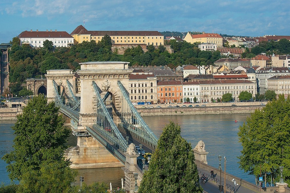 Cầu Xích Széchenyi, cây cầu kiên cố đầu tiên nối liền Buda và Pest, được khánh thành năm 1849. Ảnh: Trang thông tin thành phố Budapest.