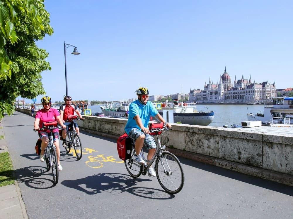 Người dân đạp xe dọc bờ sông Danube. Ảnh: Trang thông tin thành phố Budapest.