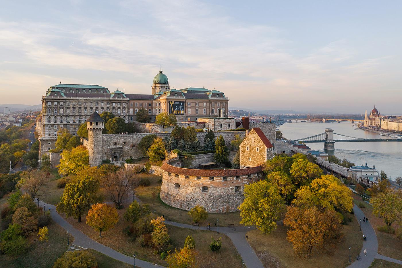Một góc bờ tây sông Danube - vùng Buda trước đây.Ảnh: Trang thông tin thành phố Budapest.